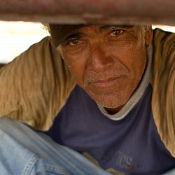 Migrant waiting in the shade, Mexico (photo by Marc Silver)