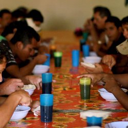 Migrants eating in a shelter, Mexico (photo by Marc Silver)