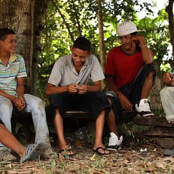 In conversation, El Escanito, Honduras (photo by Marc Silver)